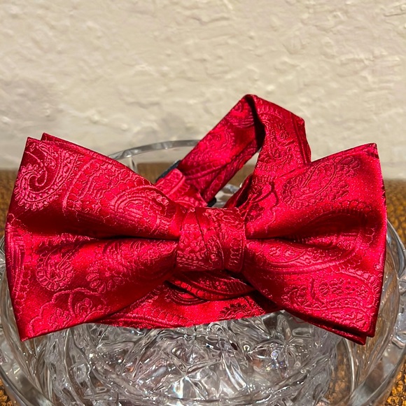 Like New Classic Cool Super Rare Brilliant Red Paisley Bow Tie by Stacy Adams! - Picture 1 of 4